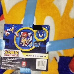 Brand new Sonic decorative throw and pillow